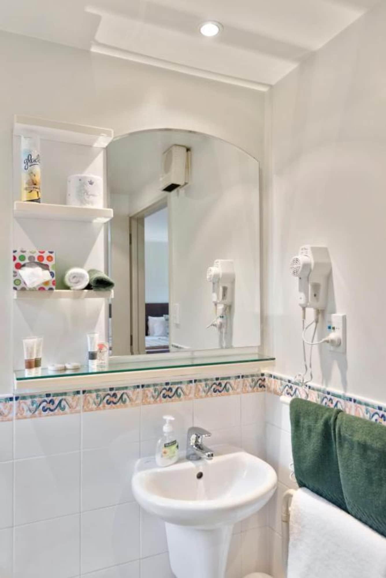 Colombo In The City Christchurch Eksteriør bilde A bathroom mirror